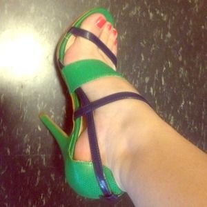 Gorgeous green and blue heels!