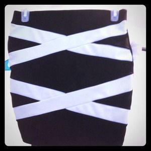 Super cute black and white skirt nwt