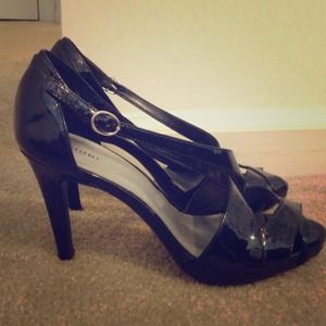 Super cute shiny black heels vvguc