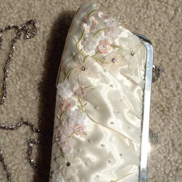 Gorgeous beaded floral convertible evening clutch! - Picture 3 of 3