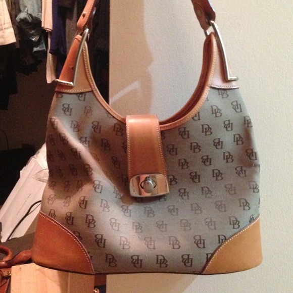 Dooney & Bourke Handbags - 💯 Dooney & Bourke Hobo ✨SALE✨
