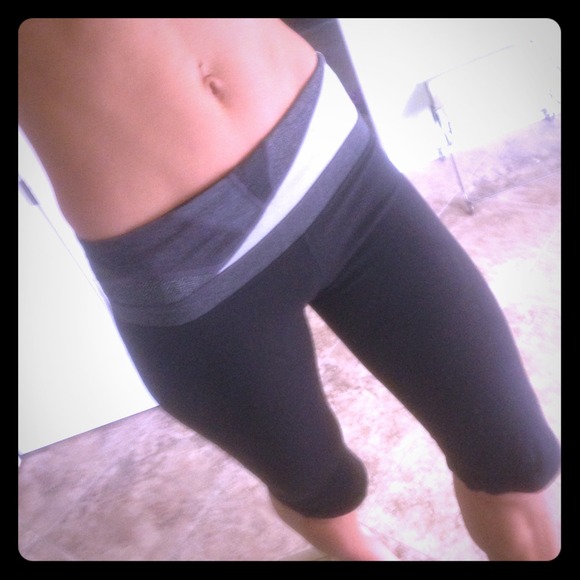 Bundled Lululemon reversible Capri 4