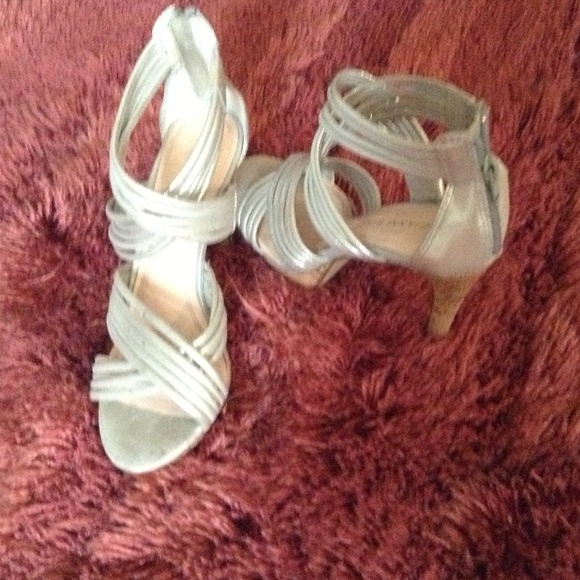 $25 Silver Straps Back Zipper. Size 7. - Picture 1 of 1