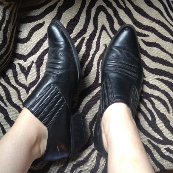 Black pointed bootie