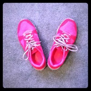 Hot pink reebok running shoes