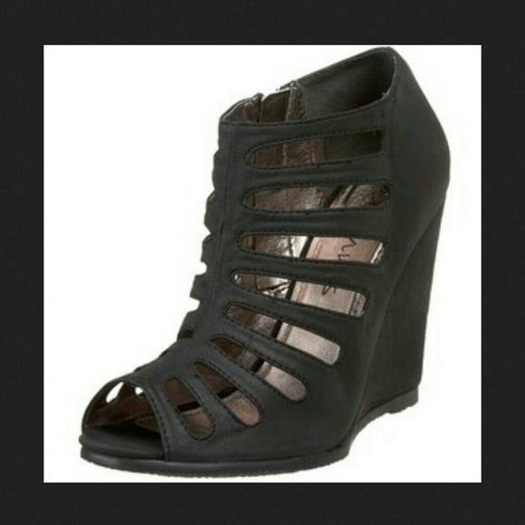 Black wedges