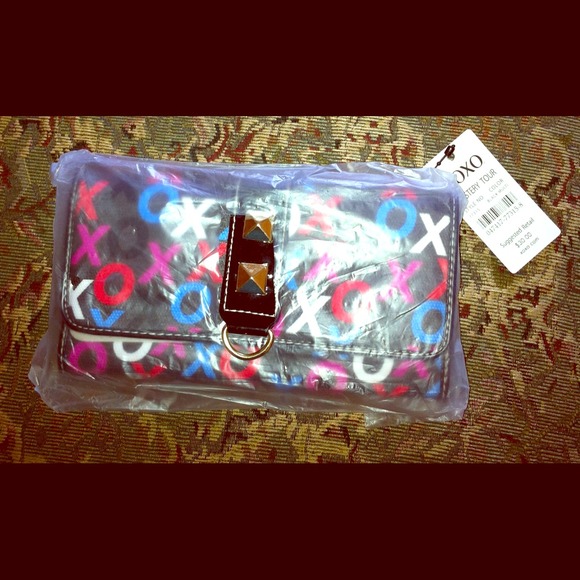 Xoxo clutch Sexy and fashionable.Total must have!