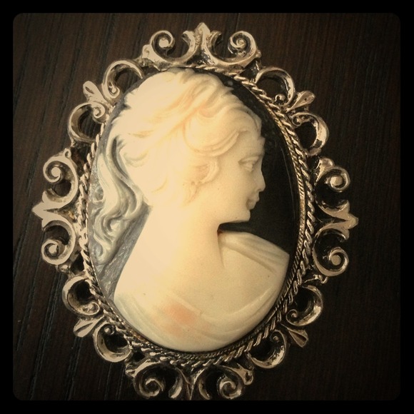 🎉HP🎉 Cameo brooch