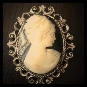 🎉HP🎉 Cameo brooch