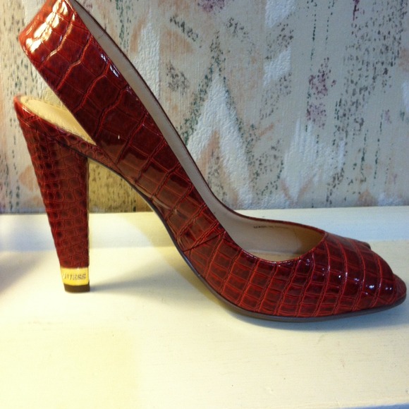 Guess Red Alligator Peptoe! - Picture 2 of 4