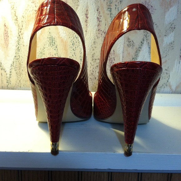 Guess Red Alligator Peptoe! - Picture 3 of 4