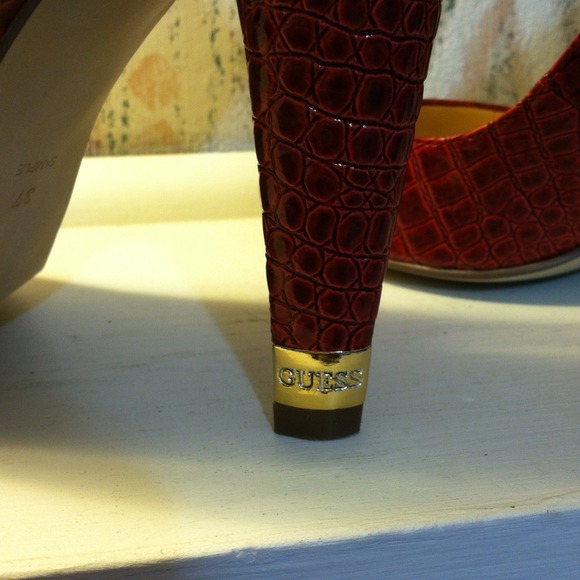 Guess Red Alligator Peptoe! - Picture 4 of 4