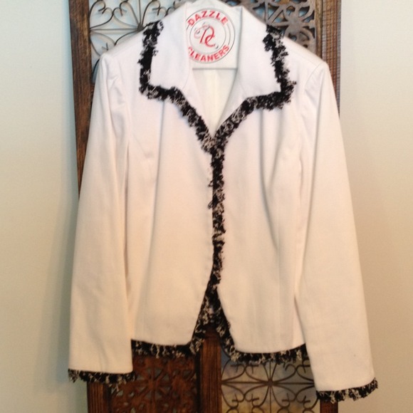Beautiful White Jacket! - Picture 1 of 4