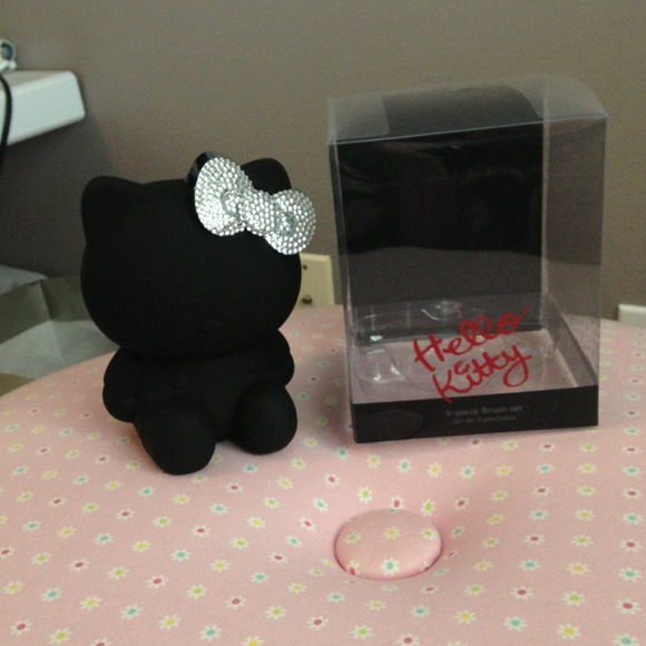 Brand New Hello Kitty Makeup Brush set