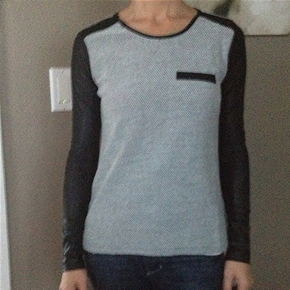 ✋Reserved✋Faux Leather sleeve long sleeve top. - Picture 4 of 4