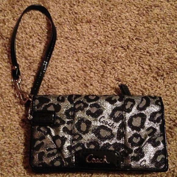 ❌❌SOLD❌❌Limited edition wallet/wristlet - Picture 2 of 3