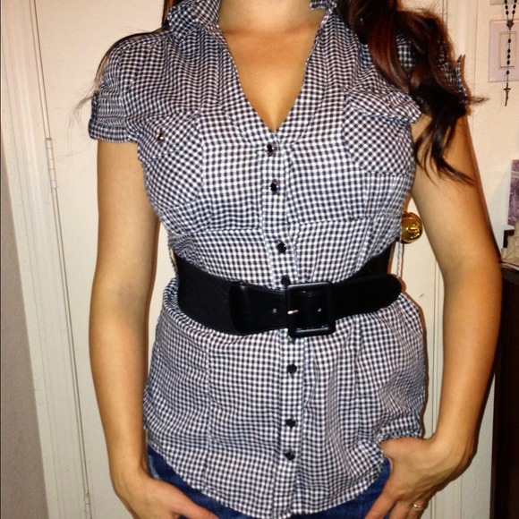 Cute button up shirt with belt - Picture 1 of 1
