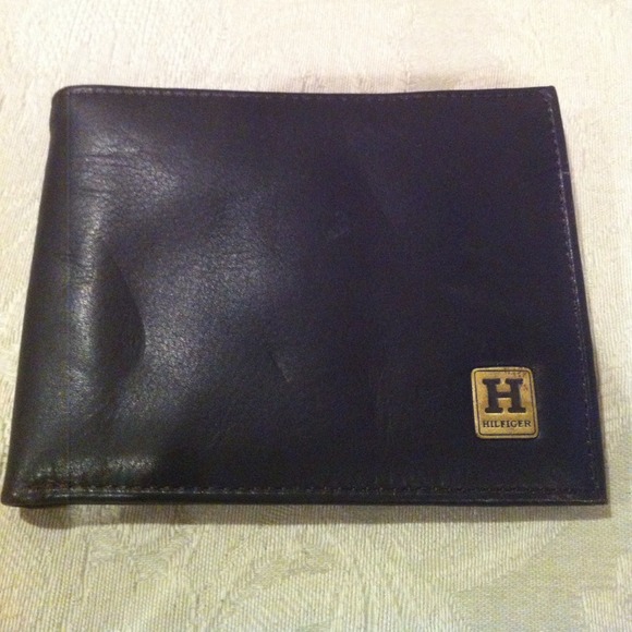 📛SOLD📛Tommy Hilfiger Leather bifold