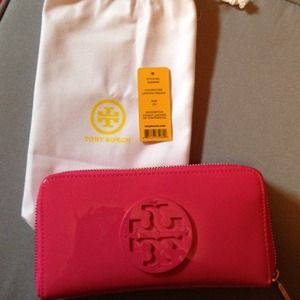 100% AUTHENTIC  TORY BURCH Wallet , like new