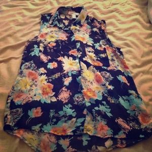 Small button up floral blouse 🌺🌸