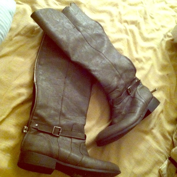 Grey riding styled boots. With buckle,
