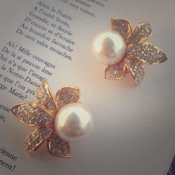 Jewelry - 🔥🔥Fabulous sunburst clipon earrings