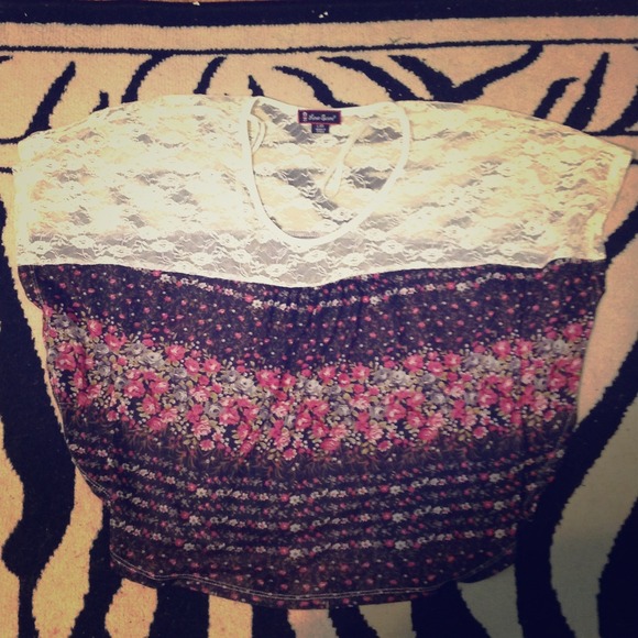 Butterfly sleeve floral and lace top 💐