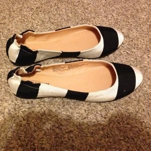 Black & White flats