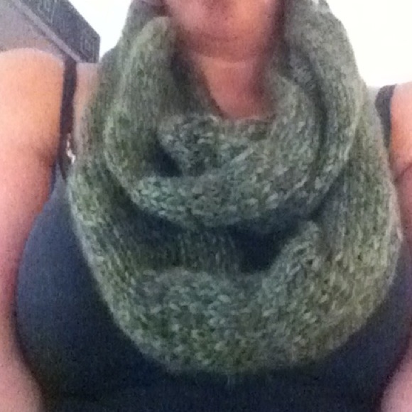 Hunter green infinity scarf $15