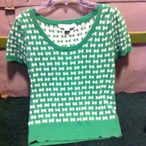 Green with white bows short sleeve sweater