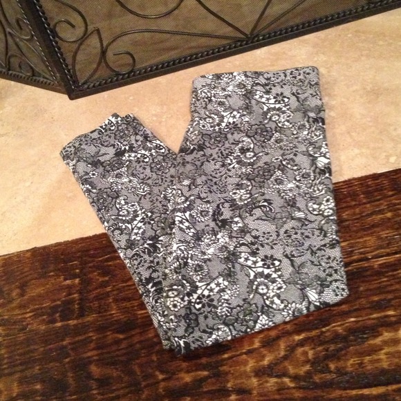 🌹"NEW" Super cute black lace print leggings!!!