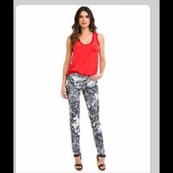 🌹"NEW" Super cute black lace print leggings!!!