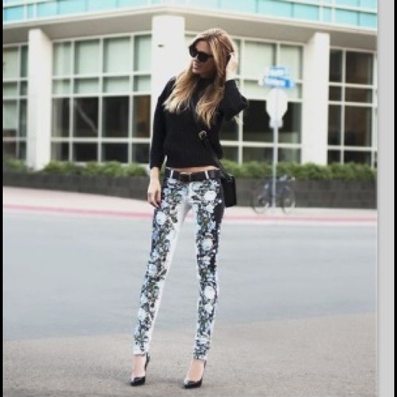 🌹"NEW" Super cute black lace print leggings!!!