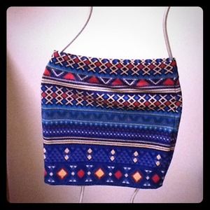 High waisted patterned skirt. Form fitting.