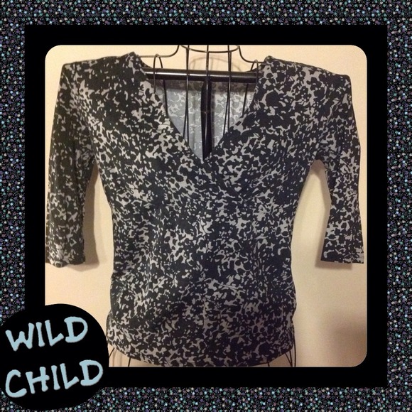 🎀BLACK AND GREY"WILD CHILD" VNECK TOP🎀