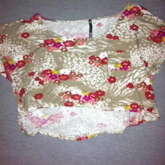 Cute Love Culture floral crop top!