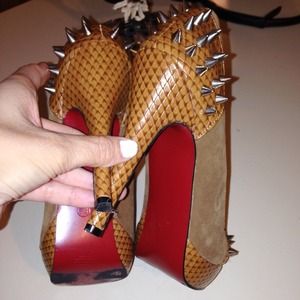 Red bottoms - Christian Louboutin Alti style