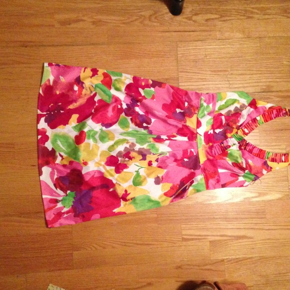Beautiful floral Satin halter pocket dress! Size 4 - Picture 2 of 4