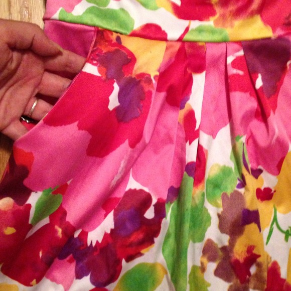 Beautiful floral Satin halter pocket dress! Size 4 - Picture 3 of 4