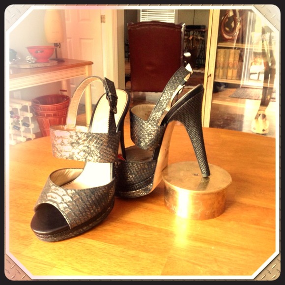 SALE 🎉NIB GUNMETAL SNAKE PLATFORM HEELS