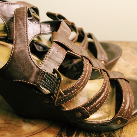 Dark brown wedges