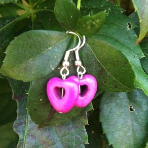 Magenta stone heart earrings!