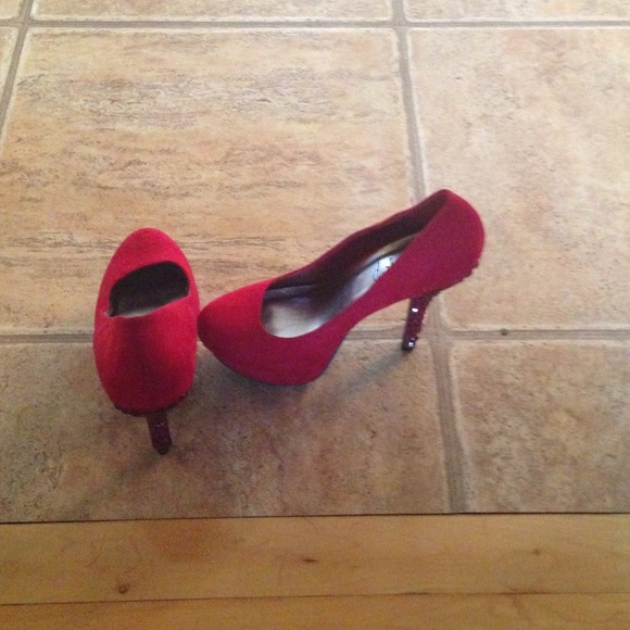 Red Pumps! - Picture 2 of 3