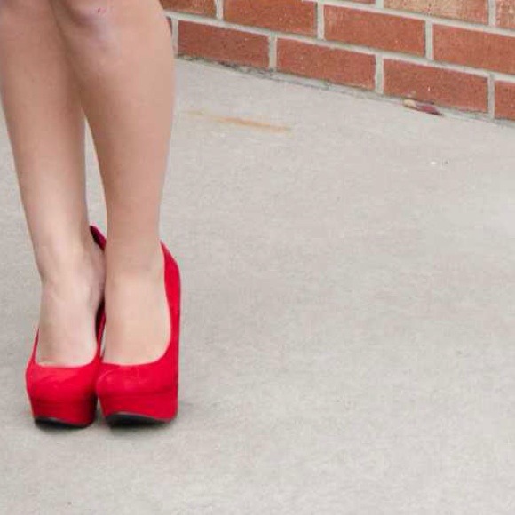 Red Pumps! - Picture 3 of 3