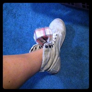 Tan roxy boots with plaid interior