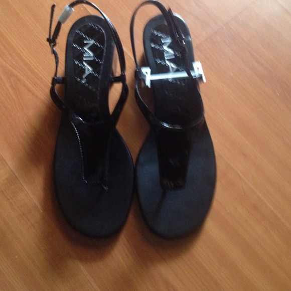 Mia sandals