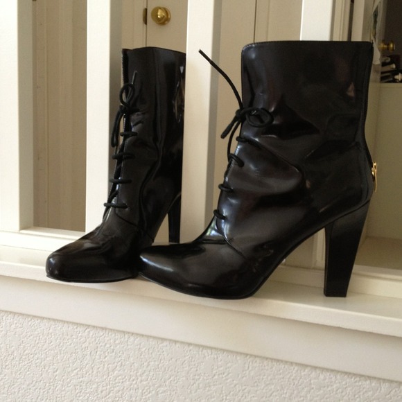 ENZO ANGIOLINI Sexy Black Leather Booties 9.5