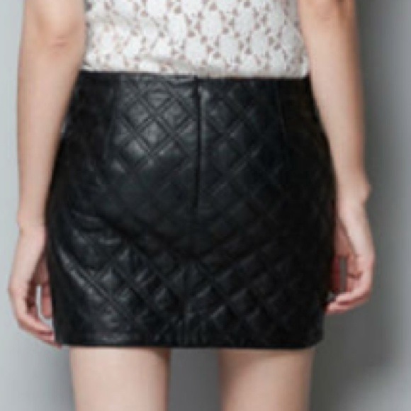 Quilted leather mini skirt - Picture 2 of 3