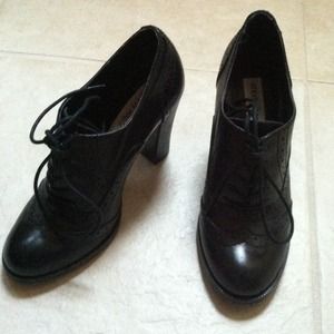 Black heeled oxfords