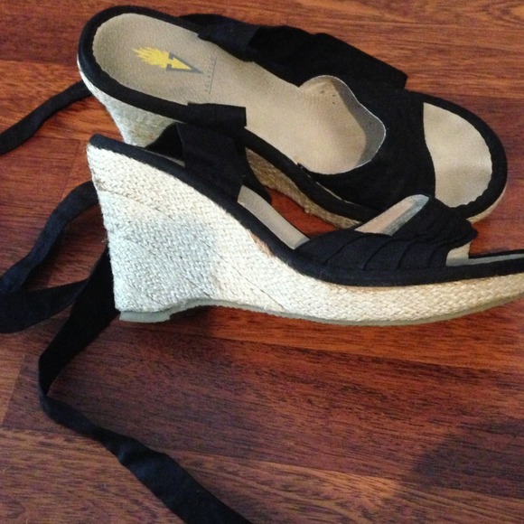 Volatile - Picture 2 of 4